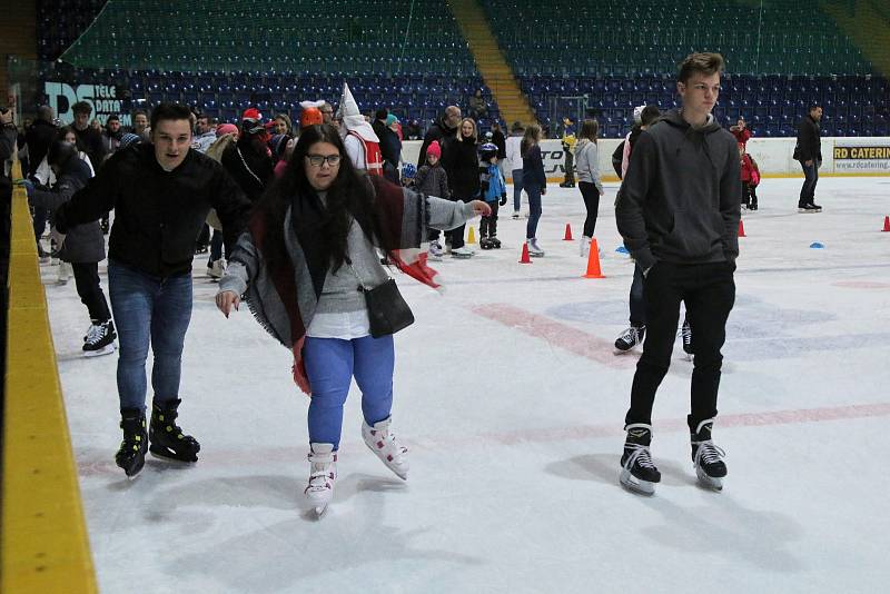 Mikulášské bruslení na zimním stadionu.