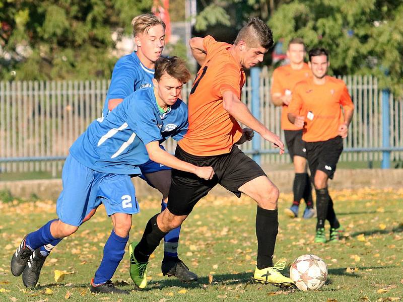 Fotbalisté Velkého Března B (v modrém) doma porazili Povrly 4:1.