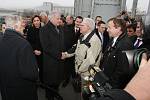 Bavorský premiér Horst Seehofer na ústeckém mostě Dr. Edvarda Beneše u pamětní desky, která připomíná oběti ústeckého masakru z 31. července 1945.