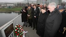 Bavorský premiér Horst Seehofer na ústeckém mostě Dr. Edvarda Beneše u pamětní desky, která připomíná oběti ústeckého masakru z 31. července 1945.