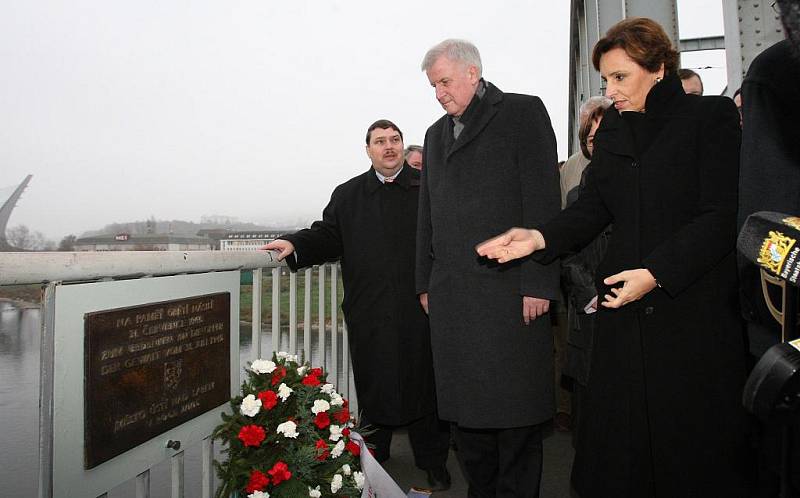 Bavorský premiér Horst Seehofer na ústeckém mostě Dr. Edvarda Beneše u pamětní desky, která připomíná oběti ústeckého masakru z 31. července 1945.