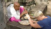 „Stařenka v chrámu Ankor Vat v Kambodži se usmála, škubla rukou a na levou ruku mi uvázala stužku. To samé udělala s mým manželem. Bylo nám nádherně lehko,“ popsala zážitek Iva Brandonová z Litoměřic.