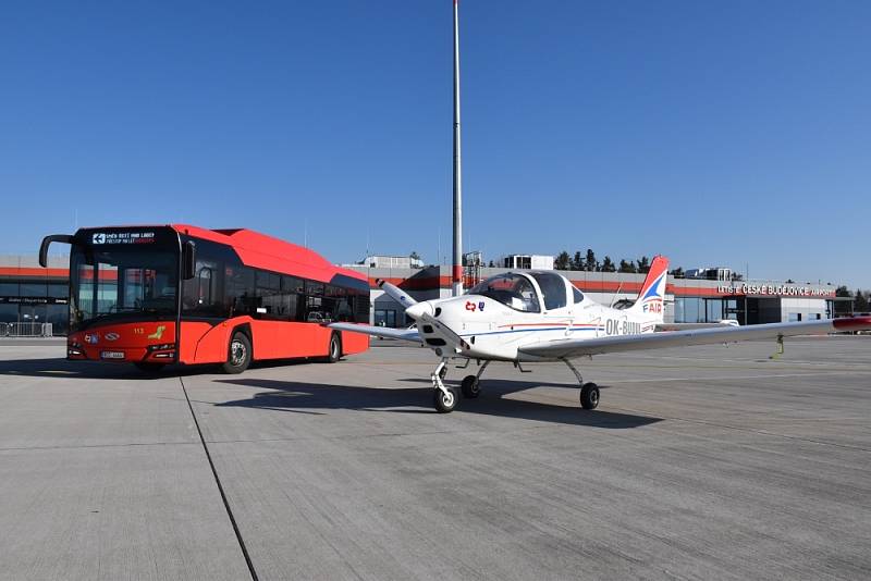 Ředitelé dopravních podniků měst České Budějovice (Slavoj Dolejš) a Ústí nad Labem (Simona Mohacsi) slavnostně zahájili provoz linky BUDUL na českobudějovickém letišti.