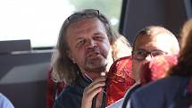 Politici jedou v autobusu z Ústí do Mostu