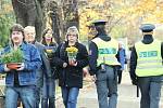 Policisté z Ústí nad Labem - Střekov - hlídkují na městském hřbitově a snaží se zabránit krádežím smuteční výzdoby.