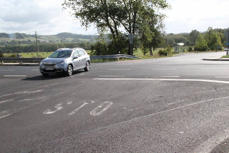 Křižovatka na silnici I/13 mezi Libouchcem a Žďárem, kde při nehodě zemřeli dva lidé