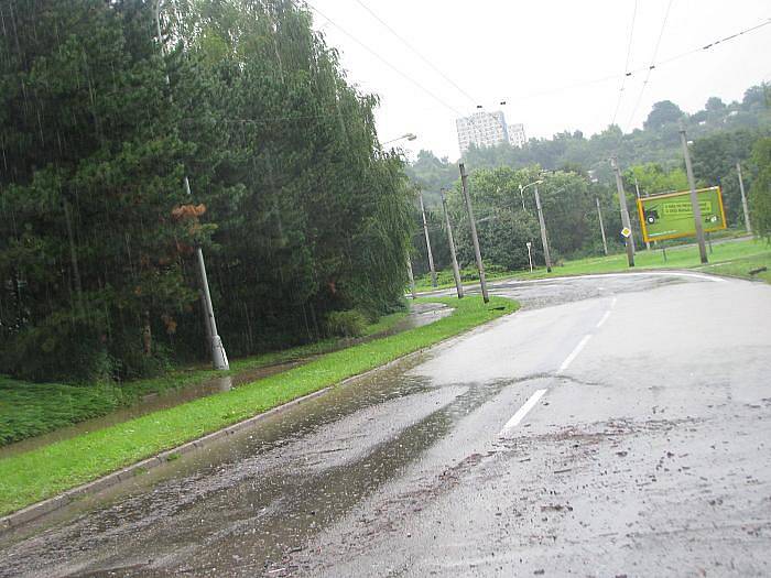 Voda v Povrlech zatopila fotbalové hřiště, koupaliště, chatovou oblast a voda se valí dále po silnici.