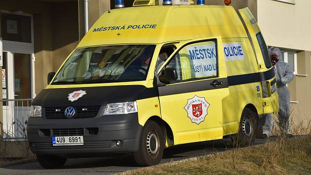 Převoz covid pozitivního dítěte z rodiny v nouzi z Ústí do děčínské nemocnice speciální sanitkou strážníků.