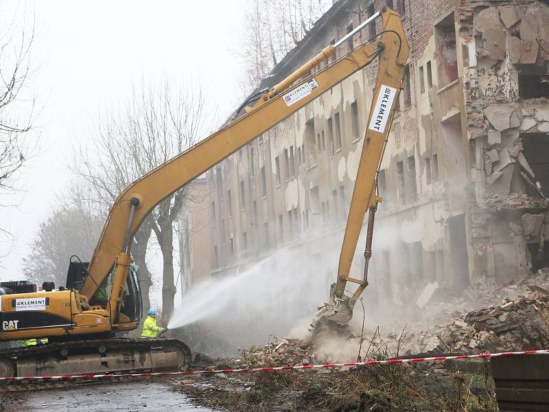 V ulici Na Nivách začalo bourání zdevastovaných domů.