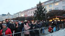 První adventní neděli se na ústeckém Lidickém náměstí rozsvítil vánoční strom a začaly zde vánoční trhy.