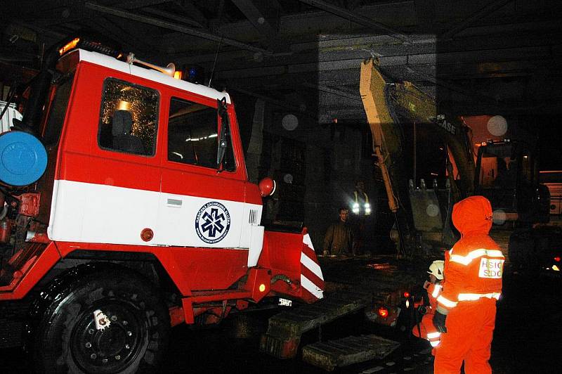 Řidič tahače přepravující bagr na návěsu, podcenil podjezdovou výšku železničního mostu ve Střelecké ulici a stavební stroj doslova napasoval pod most. 