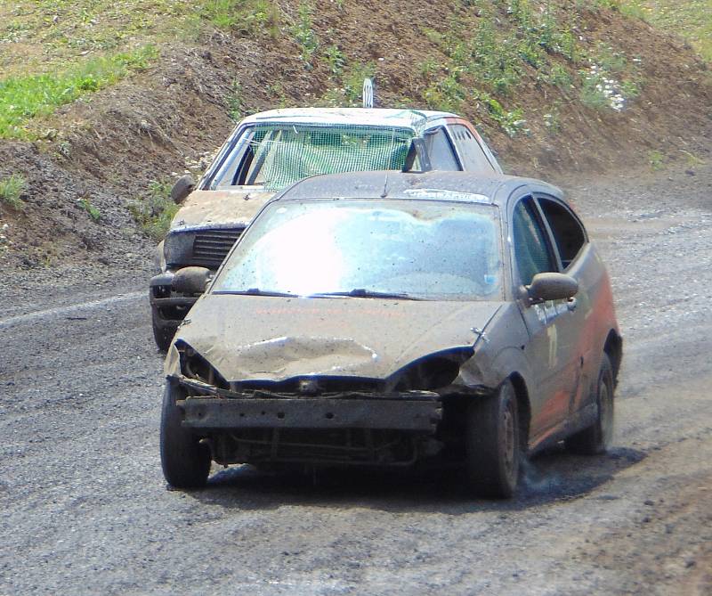 Čtvrým dílem pokračoval v sobotu sedmidílný autocrossový seriál Autopoint Cup na dráze v Chabařovicích.