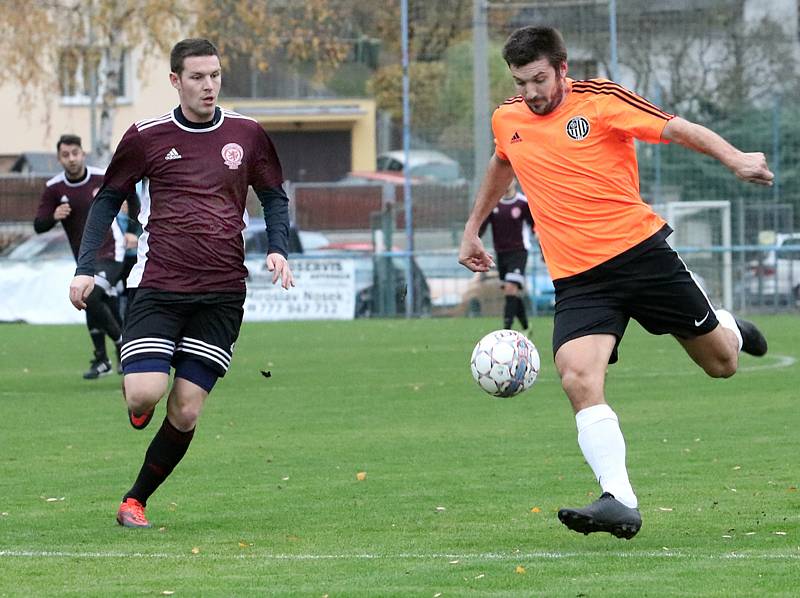 Fotbalisté Mojžíře (v oranžovočerném) doma porazili v ostře sledovaném derby před 450 diváky Neštěmice 1:0. Foto: Deník/Rudolf Hoffmann