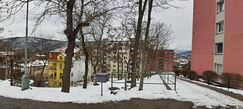 Obvod Střekov v Ústí nad Labem. Paneláky u kostela