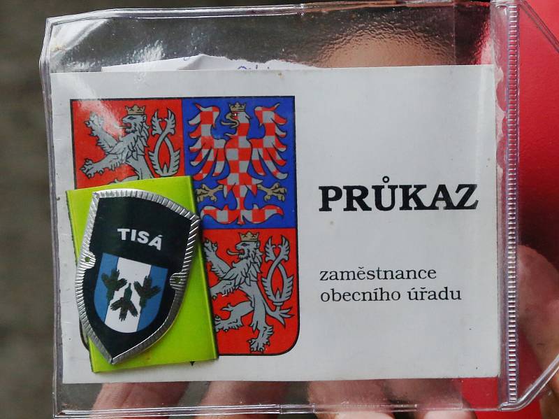 Zaměstnankyně úřadu v Tisé kontroluje zda se v národním parku nerozdělává oheň a dodržují se všechny nařízení o pohybu v CHKO.