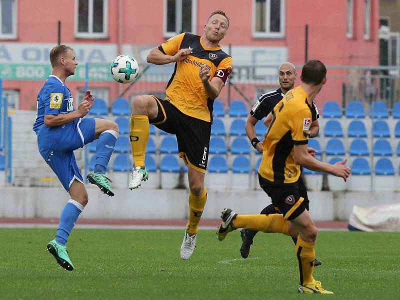 Fotbalisté Ústí (v modrém) se střetli v přípravě s Dynamem Drážďany.