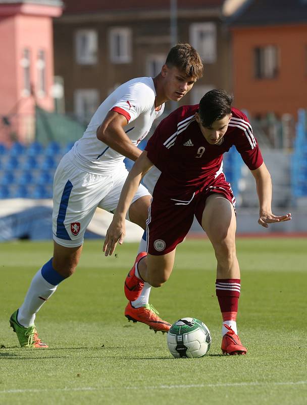 Česká republika U18 (v bílém) porazila v Ústí nad Labem Lotyšsko U18 2:1