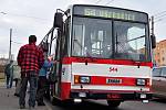 Za volant zgenerálkovaného trolejbusu na ranní směně linky číslo 54 usedl řidič Miroslav Sládeček.