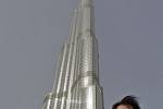 Ivana Řeháková z Mostu v Dubaji ve Spojených arabských emirátech před nejvyšší budovou světa, mrakodrapem Burdž Chalífa (Chalífovou věží), který je vysoký 828 metrů.