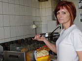 Tak jako každý čtvrtek se i tento týden vařilo ve Sport Pubu na zimním stadionu podle čtenářů Ústeckého deníku. Na snímku kuchařka Ivana Derynková.