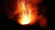 Aleš Zeman z Vědomic poslal krásné „sopečné“ fotky ze své výpravy do Itálie. Na snímku soptící vulkán Stromboli. 