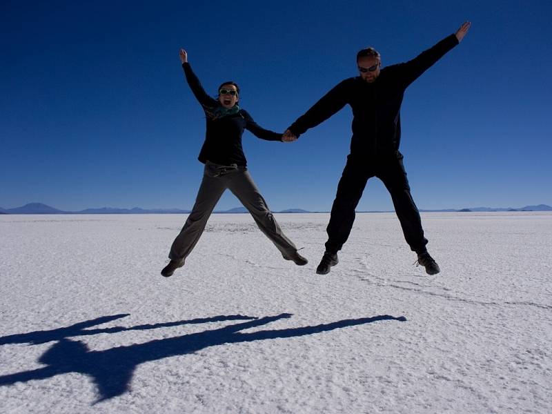 Ač se zdá, že fotografie byla pořízena na sněhu či ledu, pozdrav je zaslán z největší solné pláně na světě Salar de Uyuni.  Foto do naší soutěže poslala Marta Pleskačová z Postoloprt.