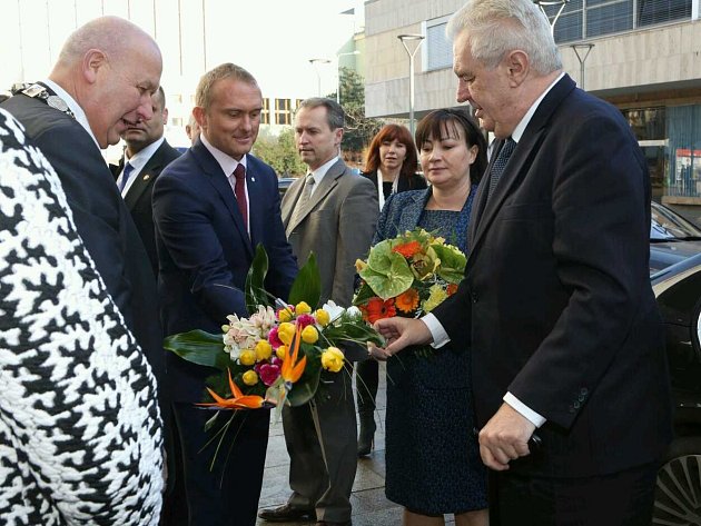 Prezidentský pár přivítal hejtman Oldřich Bubeníček s chotí.