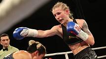 Fabiana Bytyqi (modré rukavice) vs. Maria Soledad Vargas v souboji o titul mistryně světa WBC v atomové váze