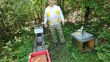 Aleši Pelikánovy včelaři z Třebívlic na Litoměřicku ukradli zloději 19 včelích úlů plných medu a několik včelích oddělků.