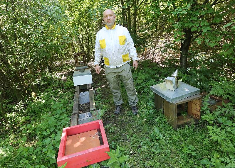 Aleši Pelikánovy včelaři z Třebívlic na Litoměřicku ukradli zloději 19 včelích úlů plných medu a několik včelích oddělků.