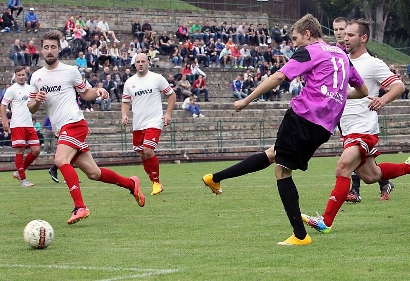 Fotbalisté Neštěmic (bílo-červení) doma podlehli Modlanům 3:5.