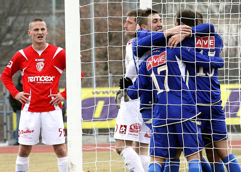 Ústečtí fotbalisté (modří) doma porazili Pardubice 1:0.