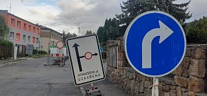 Zmatené dopravní značení v ústecké ulici Štursova na Bukově.