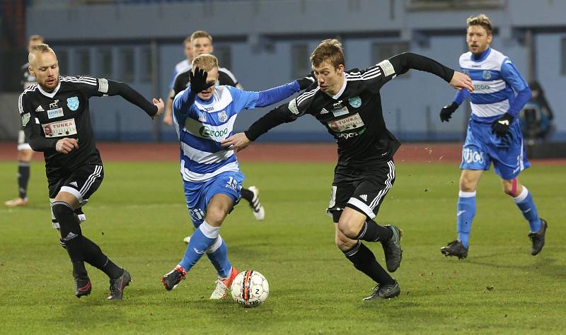 Fotbalisté Ústí (pruhovaní) doma podlehli Znojmu 0:1.