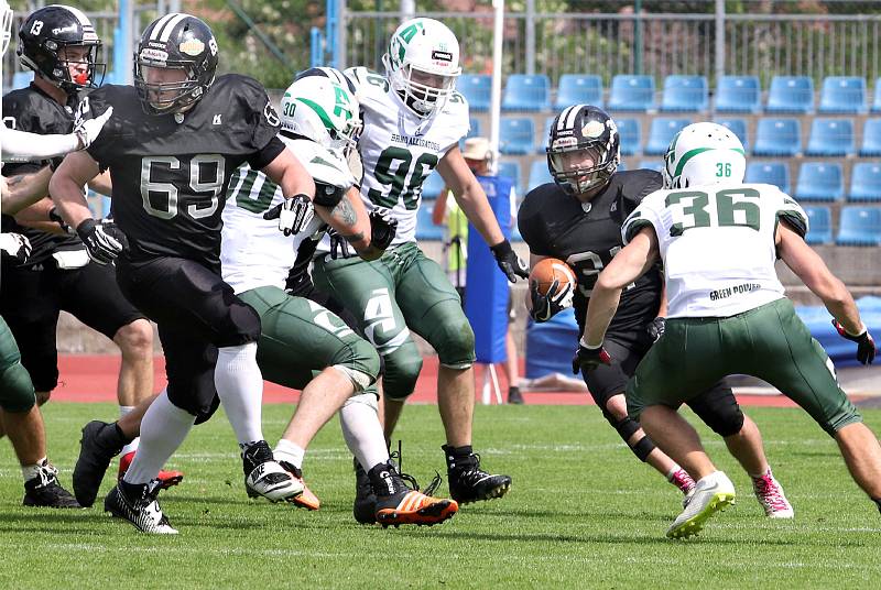 Paddock liga 2019. Ústečtí Blades (černé dresy) přehráli při prvním utkání na městském stadionu Alligators Brno (bílo-zelené dresy) 30:0.