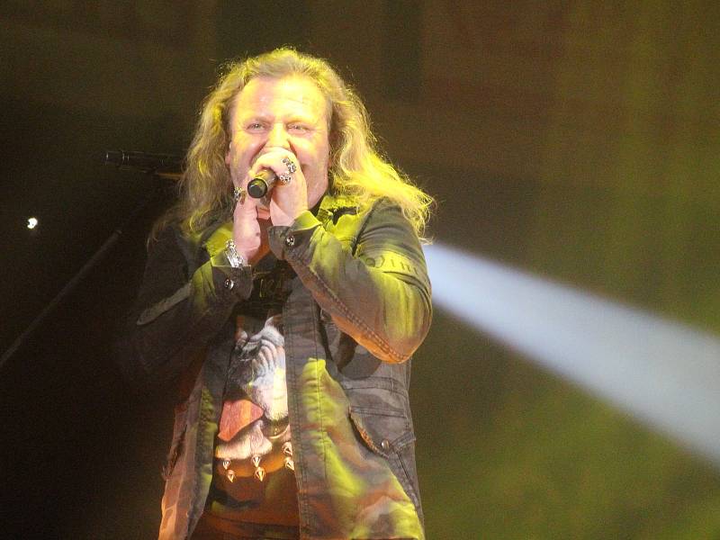 Devátý koncert svého halového turné 2017 odehrál Kabát v Ústí.
