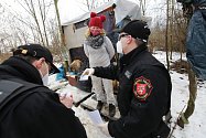 Městská policie v Ústí nad Labem pravidelně v zimě obchází místa, kde se sdružují bezdomovci. Rozdává informační letáky