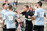 Fotbalisté Neštěmic (v šedém) doma otočili zápas proti Junioru Děčín a vyhráli 6:2. Brankář Čermák proměnil penaltu.Foto: Deník/Rudolf Hoffmann