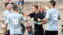 Fotbalisté Neštěmic (v šedém) doma otočili zápas proti Junioru Děčín a vyhráli 6:2. Brankář Čermák proměnil penaltu.Foto: Deník/Rudolf Hoffmann