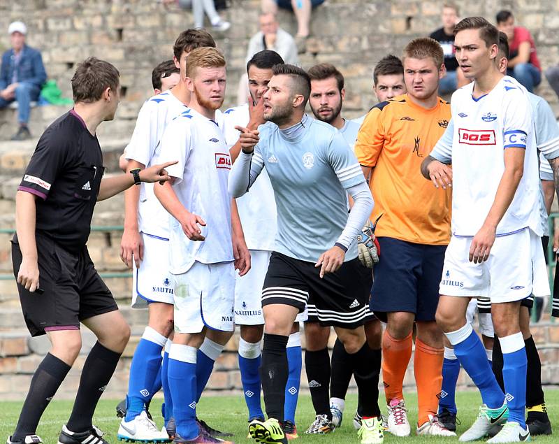 Fotbalisté Neštěmic (v šedém) doma otočili zápas proti Junioru Děčín a vyhráli 6:2. Rodrigo Taverna diskutuje s rozhodčím.Foto: Deník/Rudolf Hoffmann