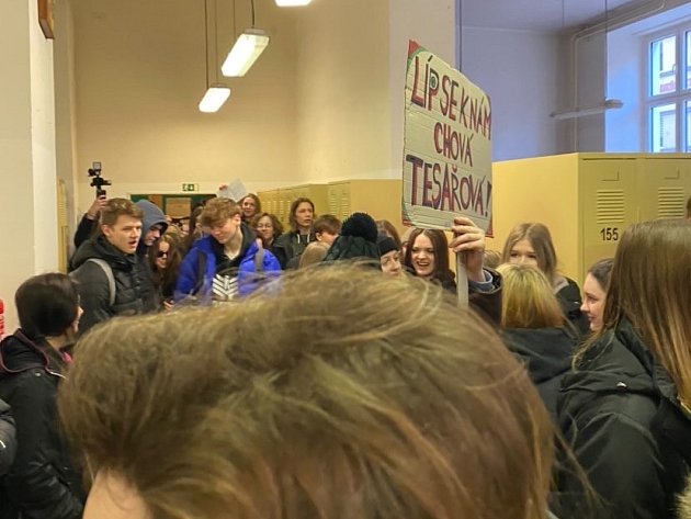 Studenti požadují návrat zástupkyně Lucie Tesařové a odchod ředitele Romana Jireše.