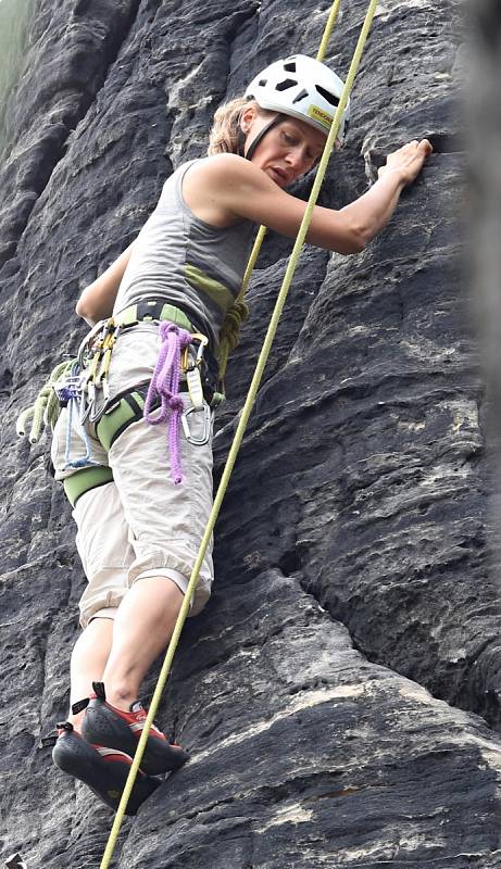 Tiské stěny jsou zrádné. Skalní oblast spolu s Ostrovem a Rájcem každoročně láká ke zdolávání gravitace stovky lezců. Mnohdy však jde o začátečníky, kteří přeceňují své síly. Následky pádů bývají fatální. Ilustrační foto