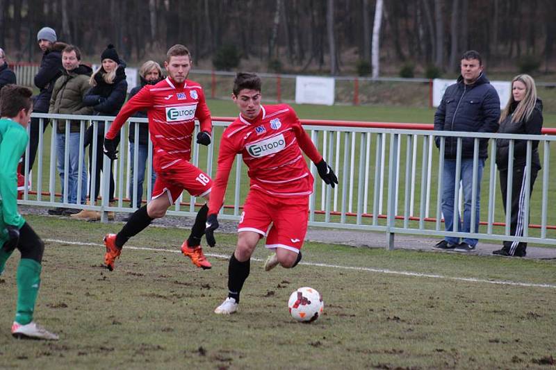 Ústečtí fotbalisté (červení) prohráli v generálce s Vltavínem 1:4.