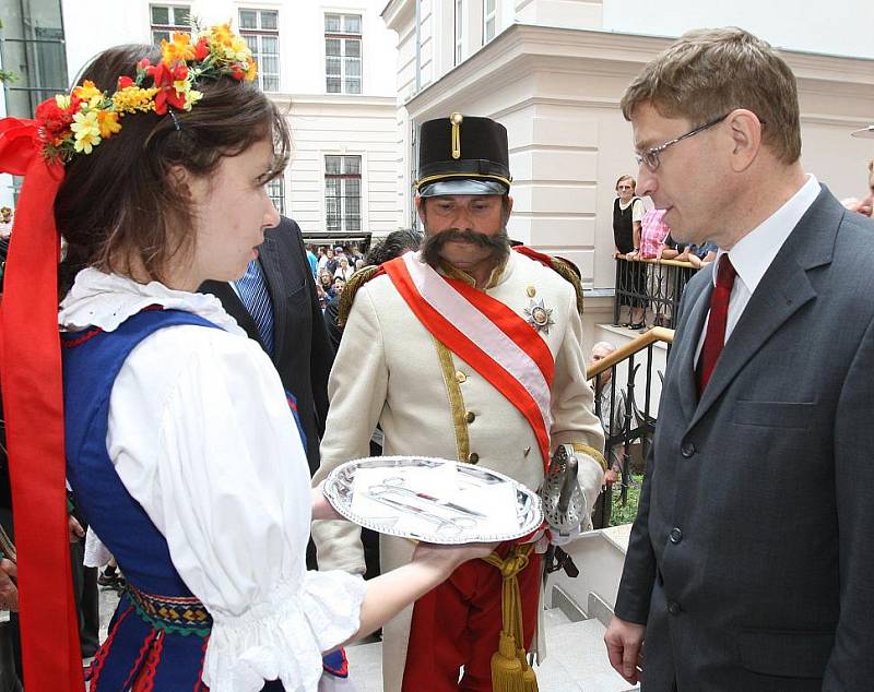 Císař přijel otevřít muzeum.