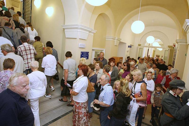 Císař přijel otevřít muzeum.