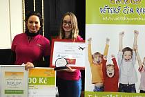 Vítězka Dětského činu roku 2014 Kateřina Novotná ze Žatce s patronkou kategorie Pomoc ostatním Jitkou Čvančarovou.