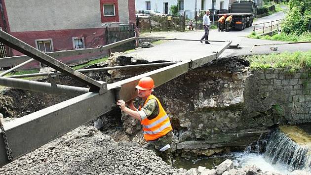 Vojenský záchranný útvar z Olomouce stavěl most v Lužci dva dny. Je složen z pěti dílů, každý z nich měří tři metry a váží dvě a půl tuny. Sloužit by měl dva roky.