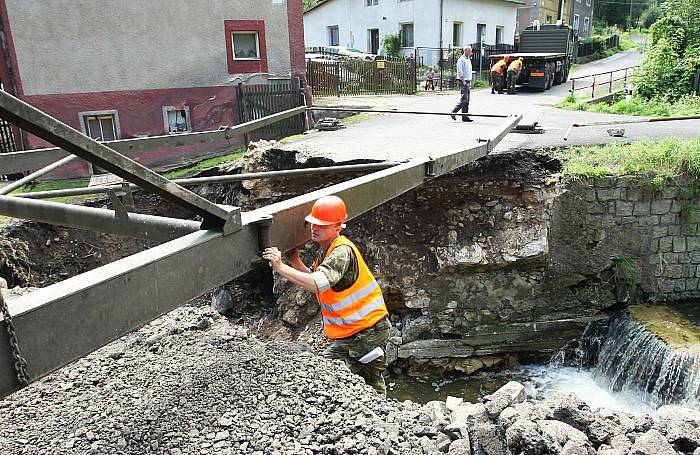 Vojenský záchranný útvar z Olomouce stavěl most v Lužci dva dny. Je složen z pěti dílů, každý z nich měří tři metry a váží dvě a půl tuny. Sloužit by měl dva roky.