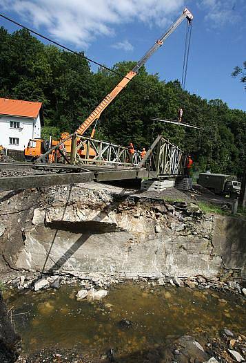 Vojenský záchranný útvar z Olomouce stavěl most v Lužci dva dny. Je složen z pěti dílů, každý z nich měří tři metry a váží dvě a půl tuny. Sloužit by měl dva roky.