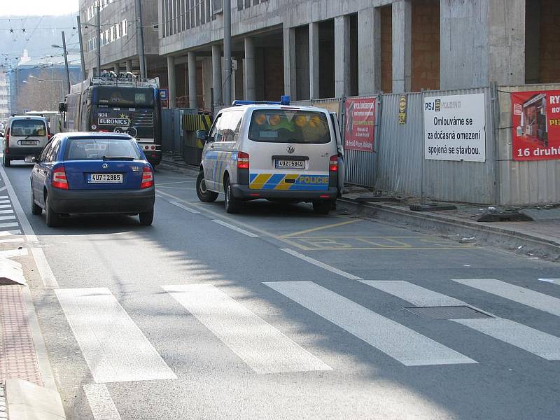 Trolejbus byl během vyšetřování odstaven za přechodem pro chodce u Hraničáře.